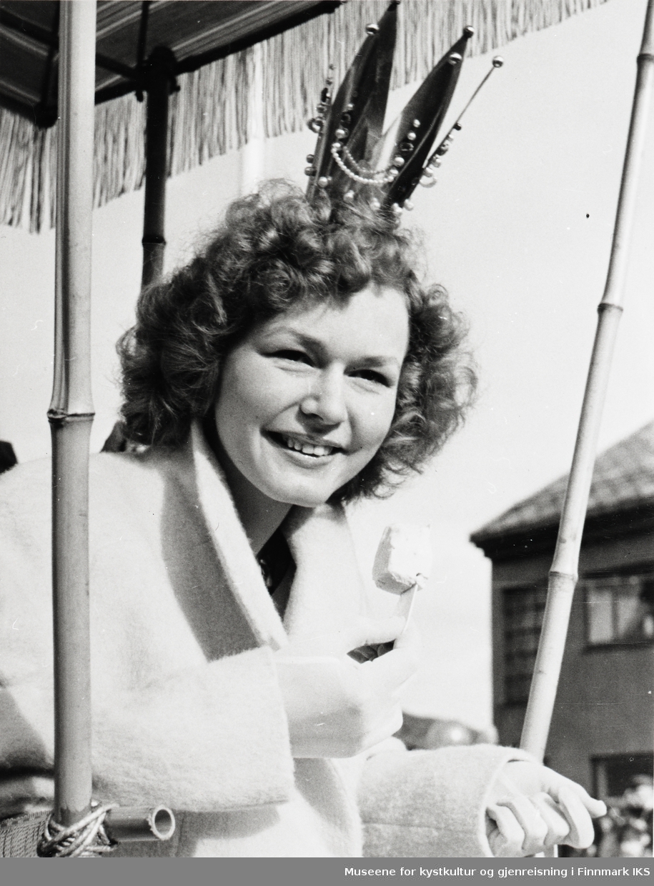 Nordkappfestivalen 1956. Nordkapp-prinsessen Greta Uttakleiv med ispinne. Hun ble kåret mandag, 25. juni 1956.