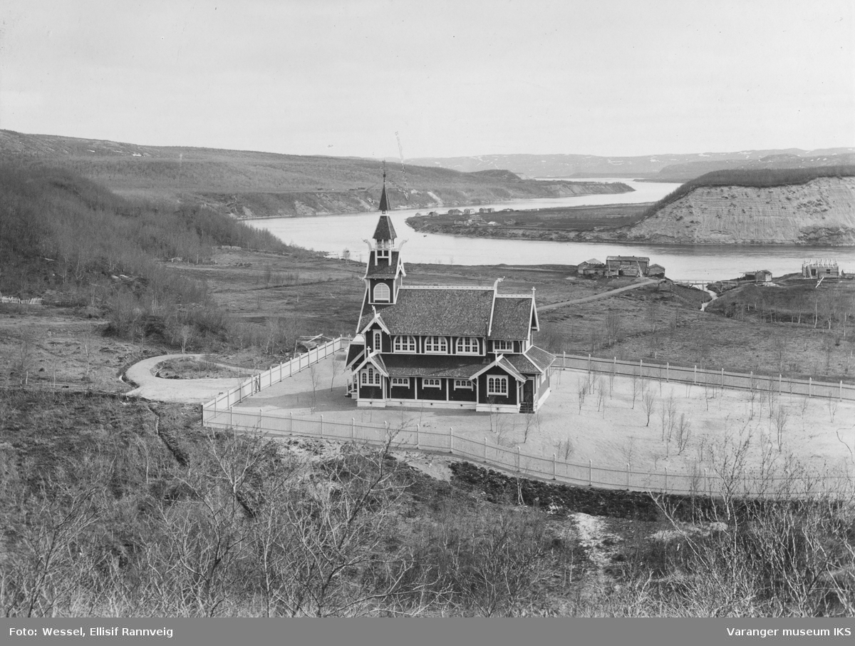 Neiden kirke med Neidenelva i bakgrunnen 1902