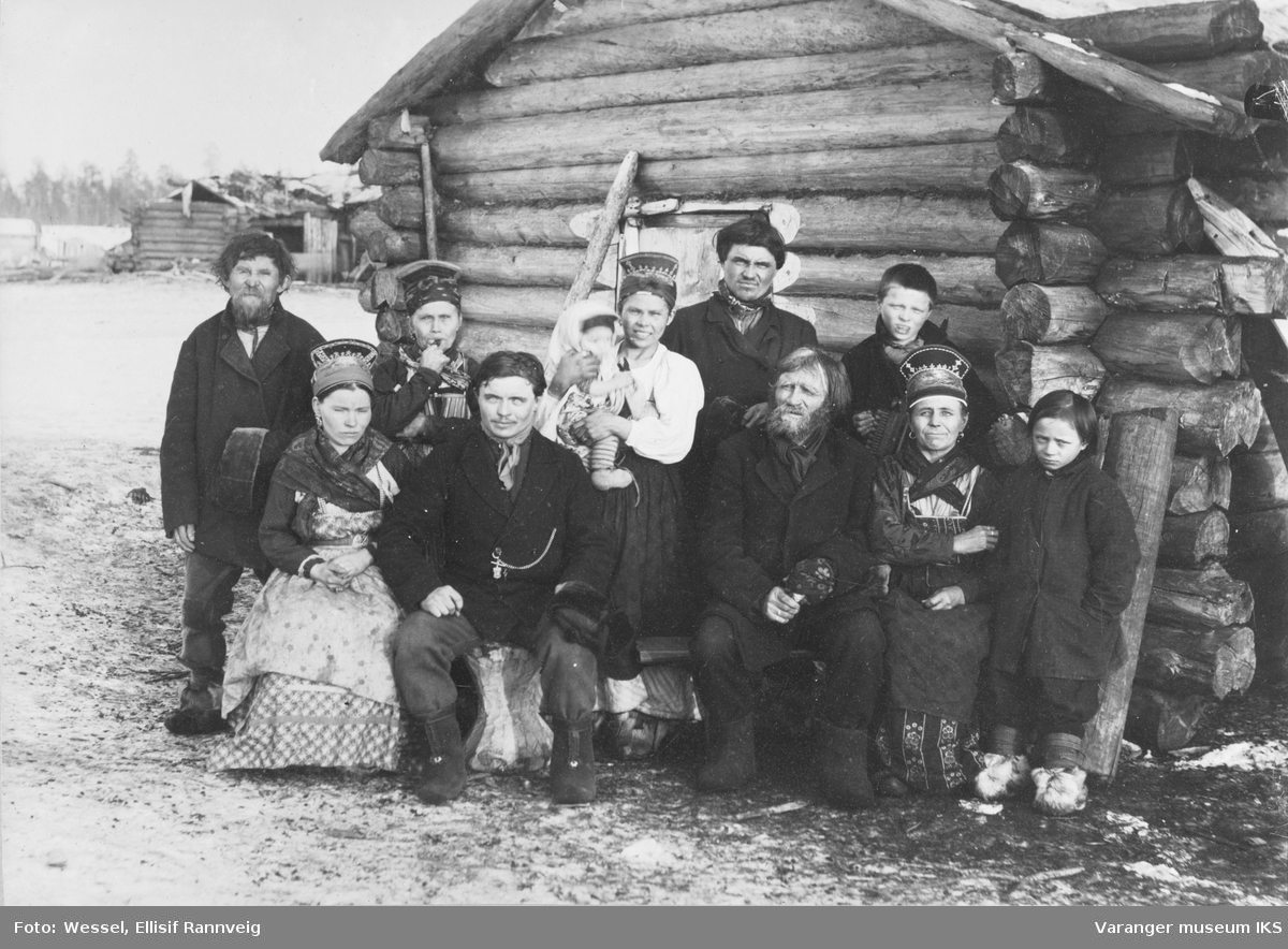 Skoltefamilien Antinovitsch Sverdloff fra Suenjel skolteby i russisk lappmark fotografert utenfor en tømmerkoie, 1903.