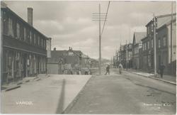 Postkort, Strandgata sett mot nord, ca. 1920