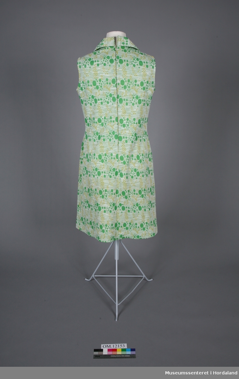 Ermelaus kjole med skjortekrage
 A-fasong med innsnitt  