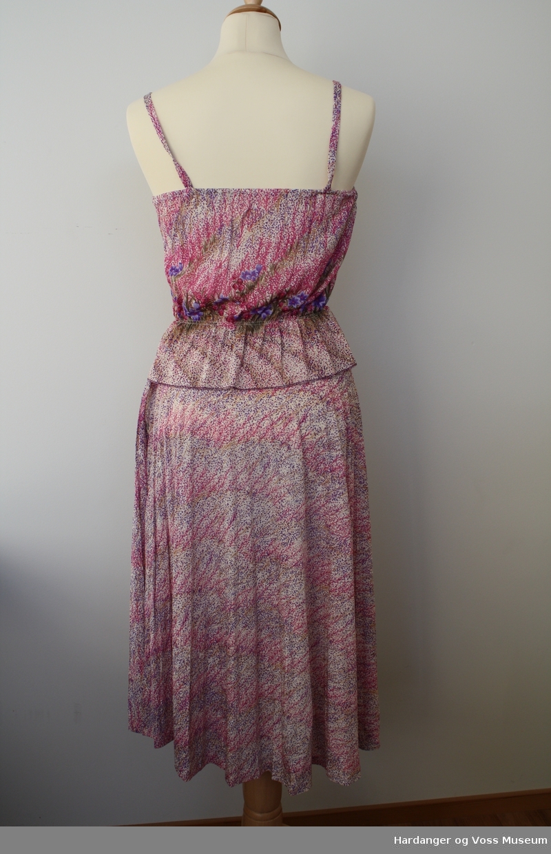 Tynn, rosa blå småmønstre 3-delt kjole kjøpt i Roma for å bruke ved "Den spanske trapp"