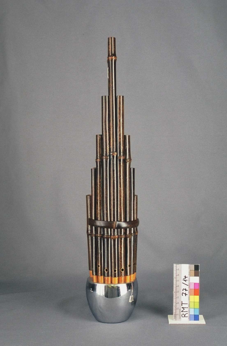Munnorgel med 17 piper av bambus.