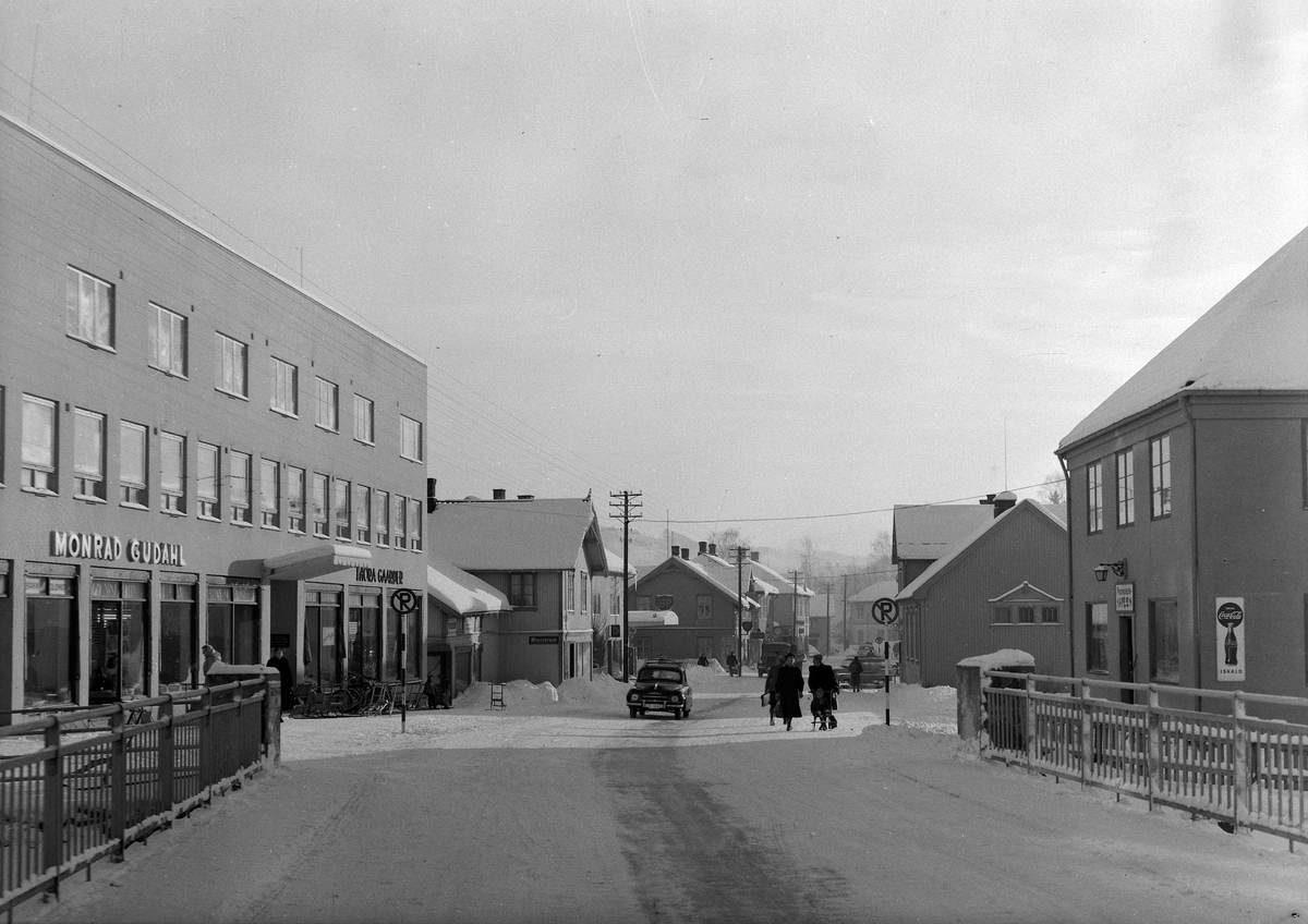 BRUMUNDDAL SENTRUM. JAN. 1956. FOTOGRAF EIVIN LØKKEN. 