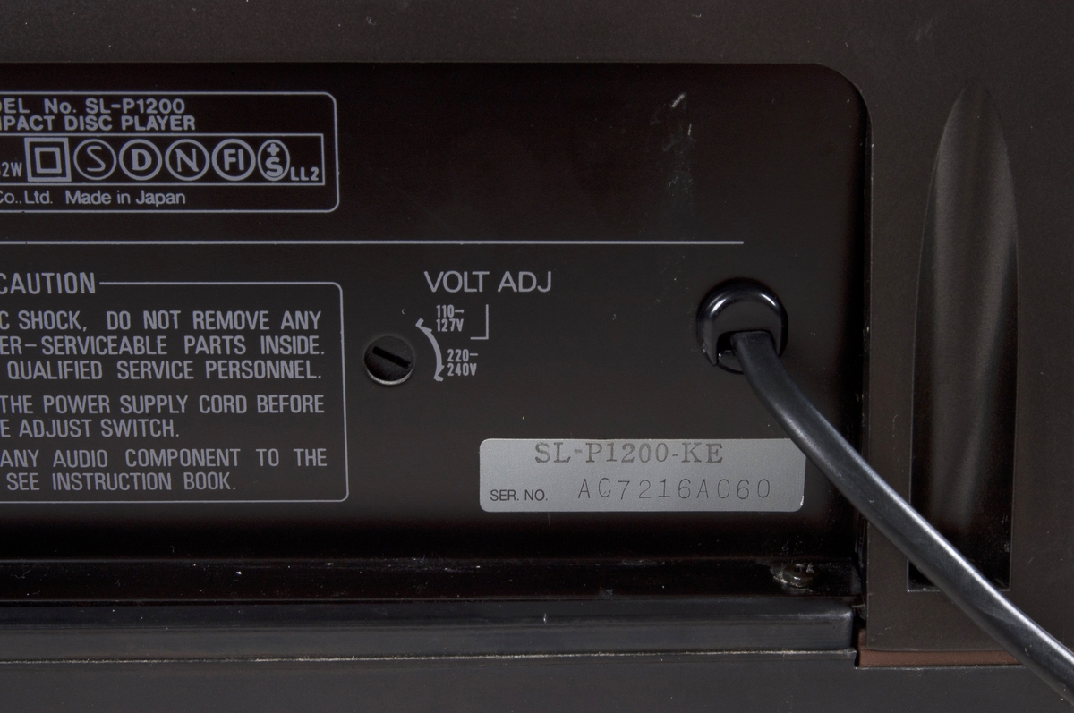 Tokanals stereo CD-spiller med signal-støy-forhold (SNR) 106dB+, dynamisk vidde 96dB+ og samplingsfrekvens 44.1 kHz (16-bit). Spilleren har 27 knotter på panelet for valgfunksjoner (pluss fjernkontroll), inkludert trinnløs bryter for spor- og tidsjustering. Maskinen har metalkasse og bordstøtter. Vekt på hele 14,5 kg.