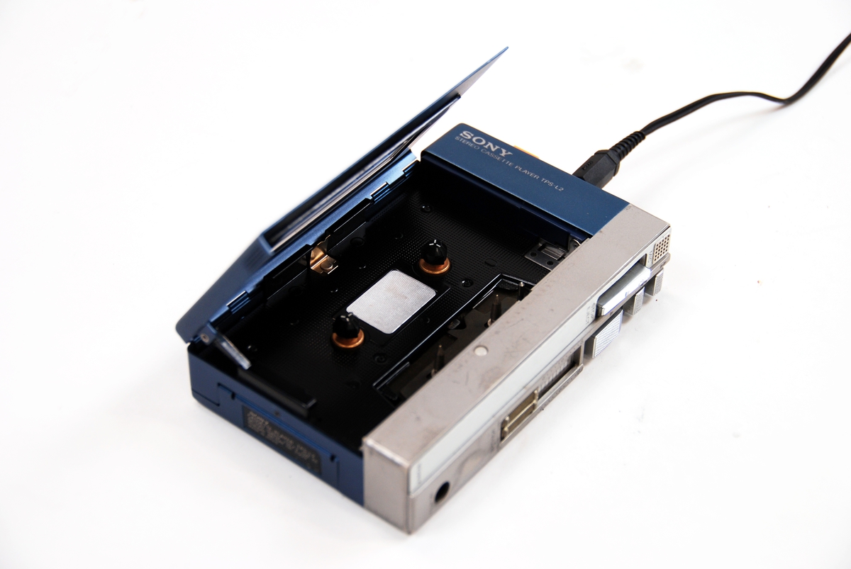 Bærbar kassettspiller for 4-spors stereo kassettbånd (MC). To innganger for hodetelefoner (stereo mini jack). Innebygd mikrofon for "Hot Line"-funksjon.