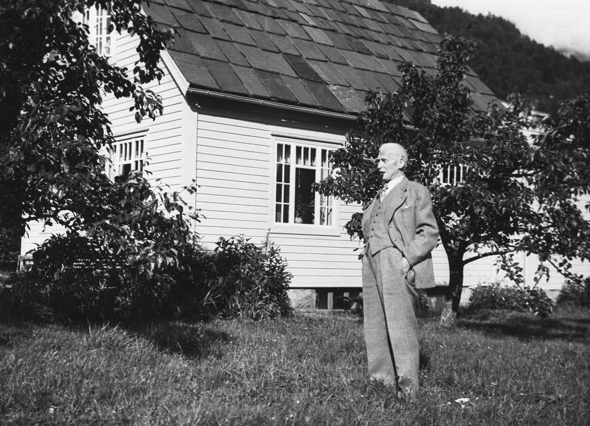 Doktor Jan Haavik i hagen til Gro Holm på Berjaflot.