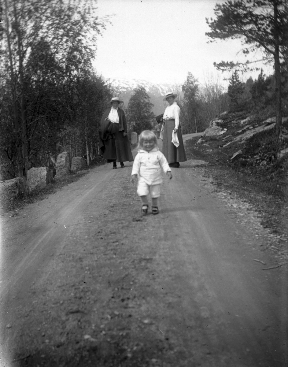 Gro Holm på tur med dotter Herborg og ei ukjend kvinne.