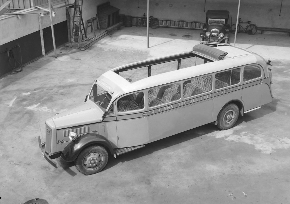 Trondhjems Drosjeeieres Turistvogn - Volvo buss med soltak, såkalt "Solskinnsbuss"
