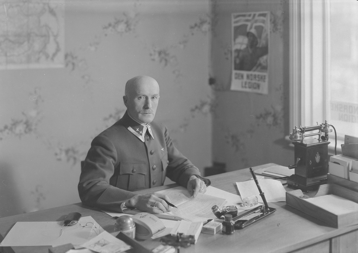 Oberstløytnant O. Five i Den norske legion på kontoret til Legionærstaben
