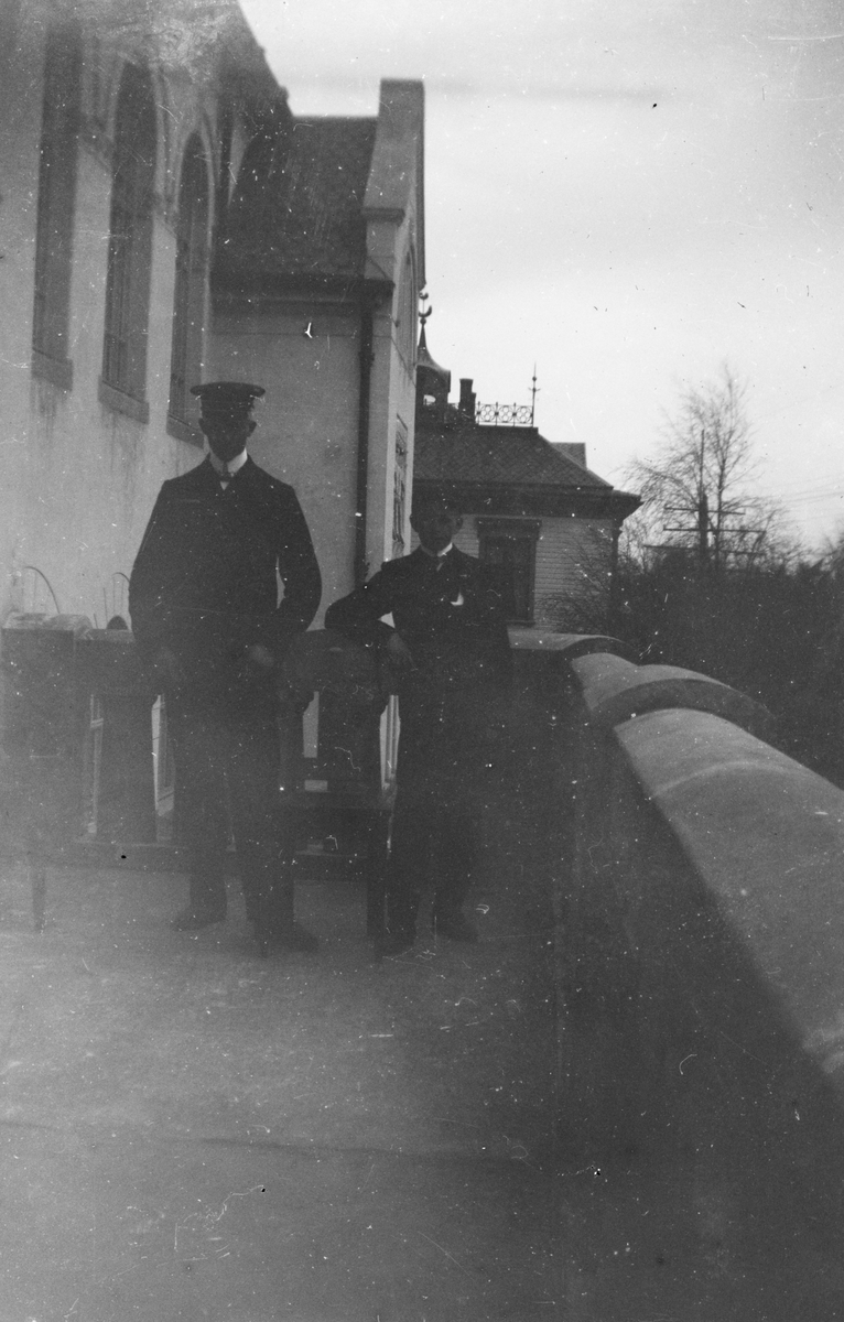 To personer på balkong, gamle Elvarheim