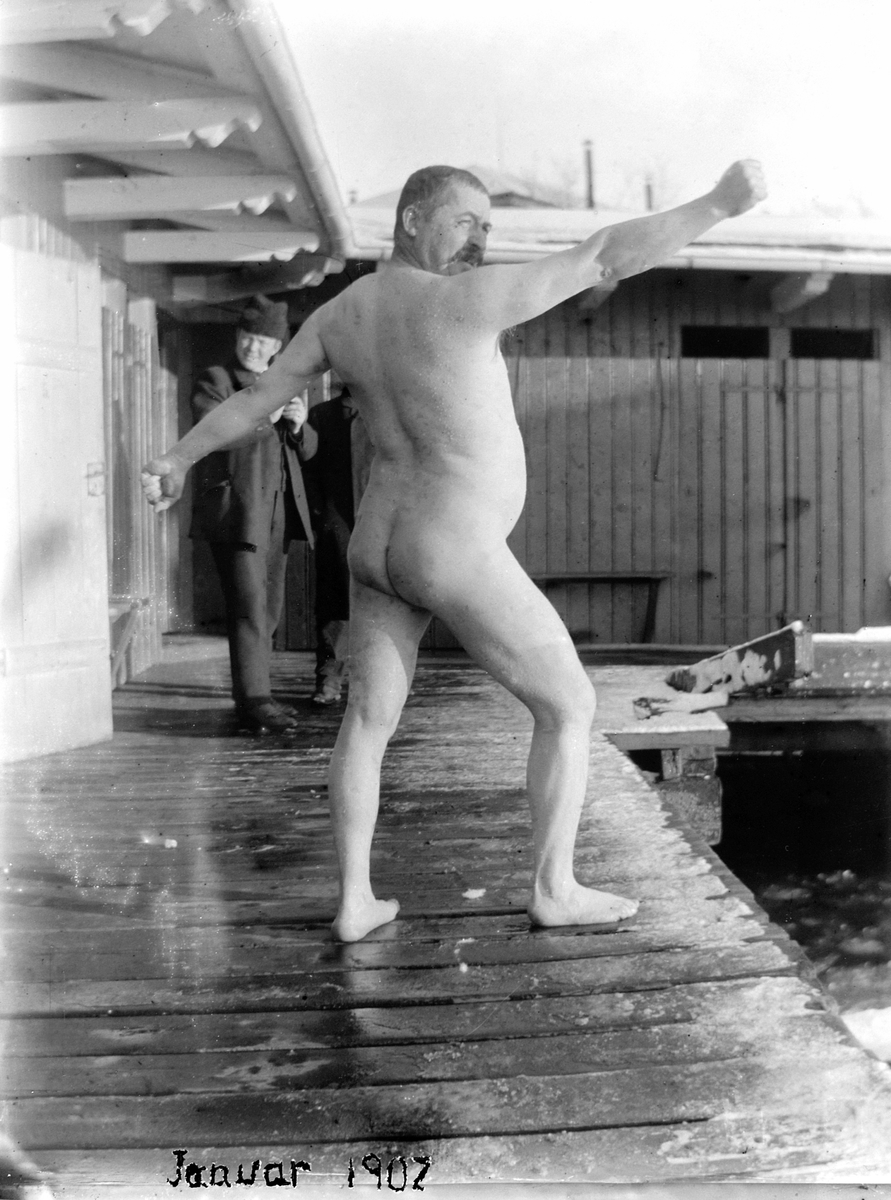 Naken mann på brygga, isbading januar 1902. 