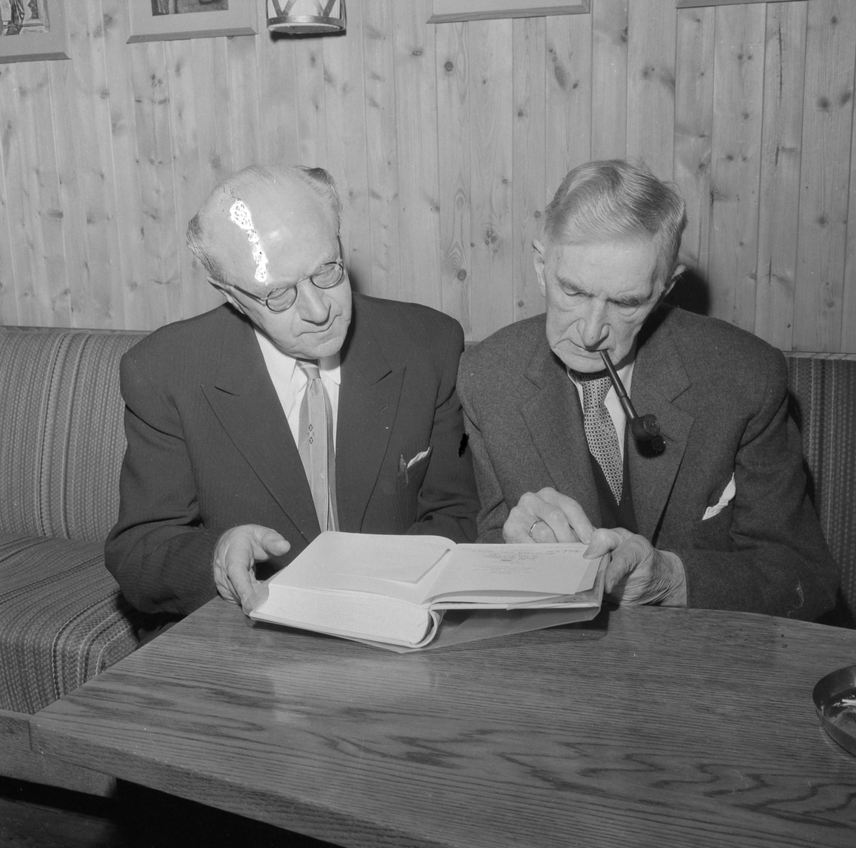 Johan Falkbergets 80-årsdag. Redaktør Einar Døhl fra Den Litterære Klubb i Trondheim til venstre