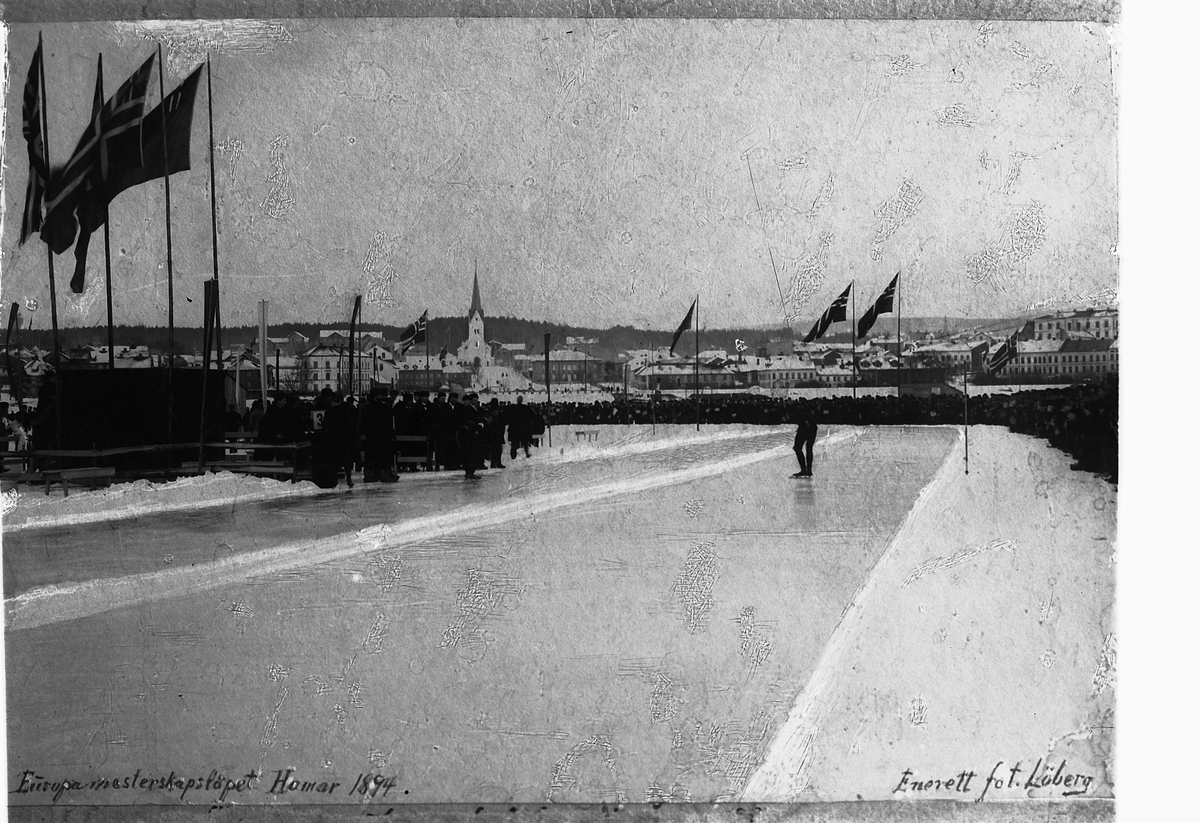 Hamar, skøyteløp, Europamesterskap i 1894, mjøsisen utenfor Hamar by, EM på Hamar i 1894, på startstreken nederlandske Jaap Eden som satte verdensrekord på 5000 m, 8.37.6
