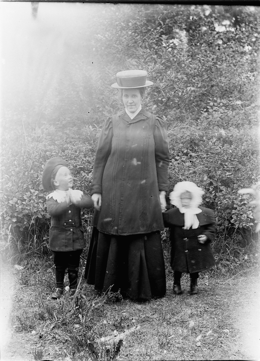 En kvinne med to barn. 