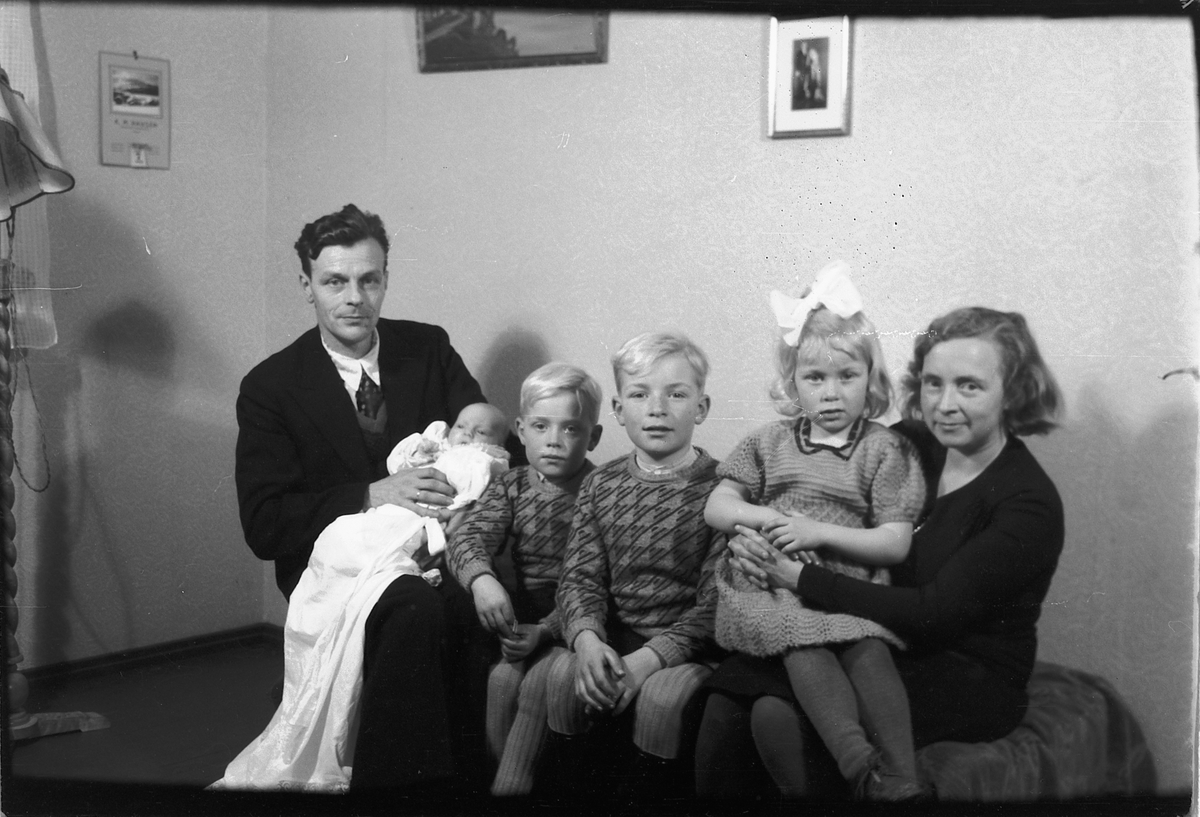 Familien Evensen,  familiegruppe med et dåpsbarn. Fra venstre Einar Evensen med dåpsbarnet Borgny på fanget. Videre Helge, Lars og Edith på fanget til moren Marie. 
