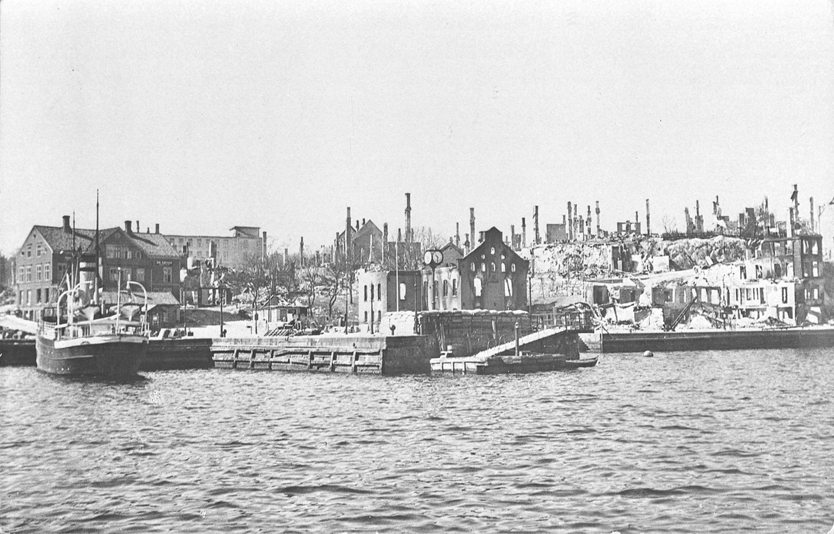 Kristiansund etter bombing. Tatt fra havna mot Kirkelandet etter bombingen i april 1940