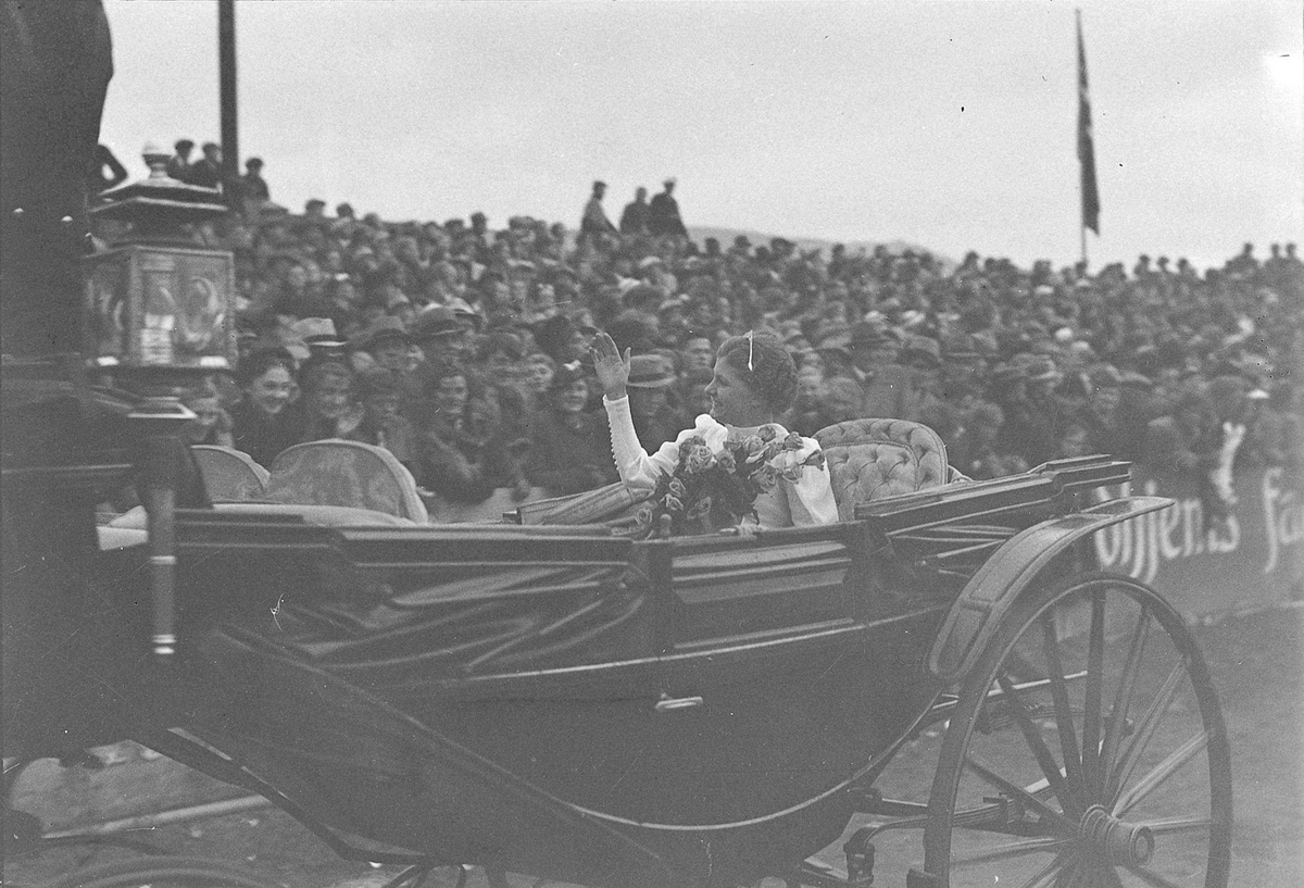 Arrangement i forbindelse med kåring av Trondheimsprinsessen 1937. Asbjørg Marie Roaldseth i vogna