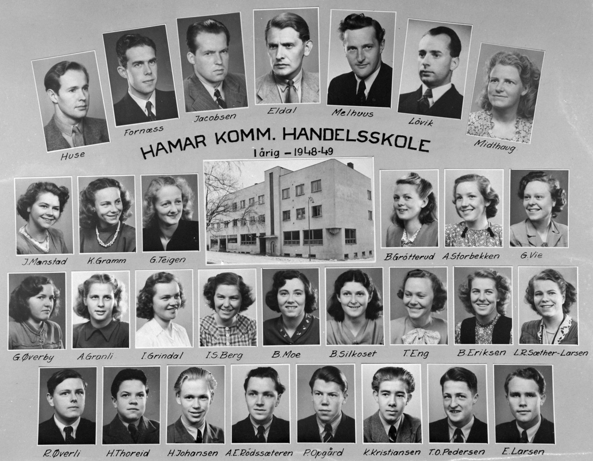 Gr: elever, Hamar komm. Handelsskole, montasje 1/2 årig, 1948-49. Hamar. 

Øverst fv: Huse, Fornæss, Jacobsen, Eldal, Melhuus, Løvik og Midthaug. 
2. rekke fv: J. Monstad, K. Gramm, G. Teigen, B. Grøtterud, A. Storbekken, G. Vie. 
3. rekke fv: G. Øverby, A. Granli, I. Grindal, I. S. Berg, B. Moe, B. Silkoset, T. Eng, B. Eriksen, L. R. Sæther-Larsen. 
Siste rekke fv: R. Øverli, H. Thoreid, H. Johansen, A. E. Rødssæteren, P. Opgård, K. Kristiansen, T. O. Pedersen og E. Larsen. 