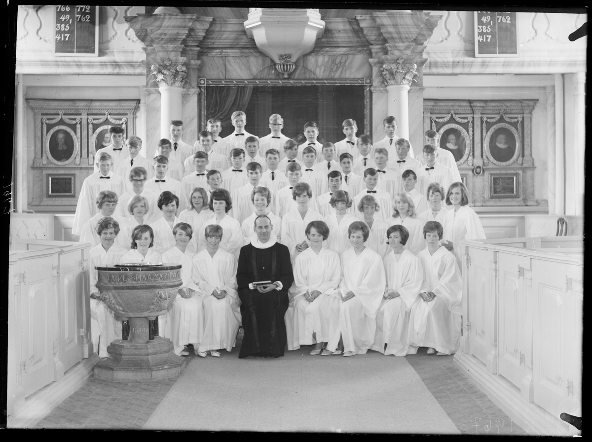 Konfirmanter i Røros kirke, 1967 - Rørosmuseet / DigitaltMuseum