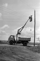 FNM lastebil med Munch kran og "personkurv". Bilen var bereg