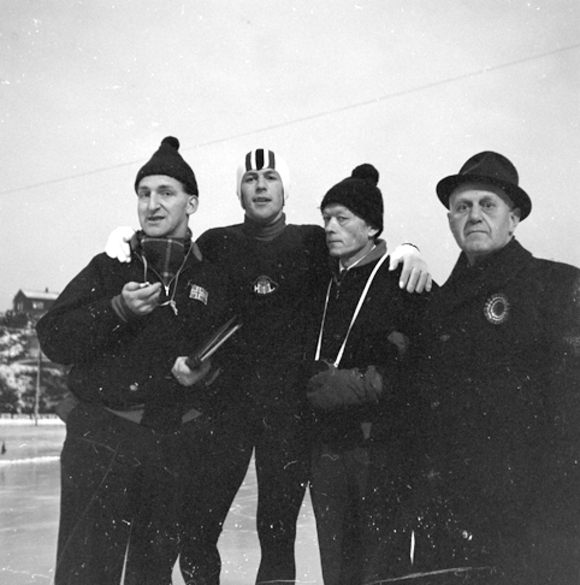 NM på skøyter i Arendal i 1965. Fra venstre Bjørn Dalby, Åge Dalby, Johs Tenmann og mesterskapets oppmann Alf Johannesen fra Herkules, Skien.





.