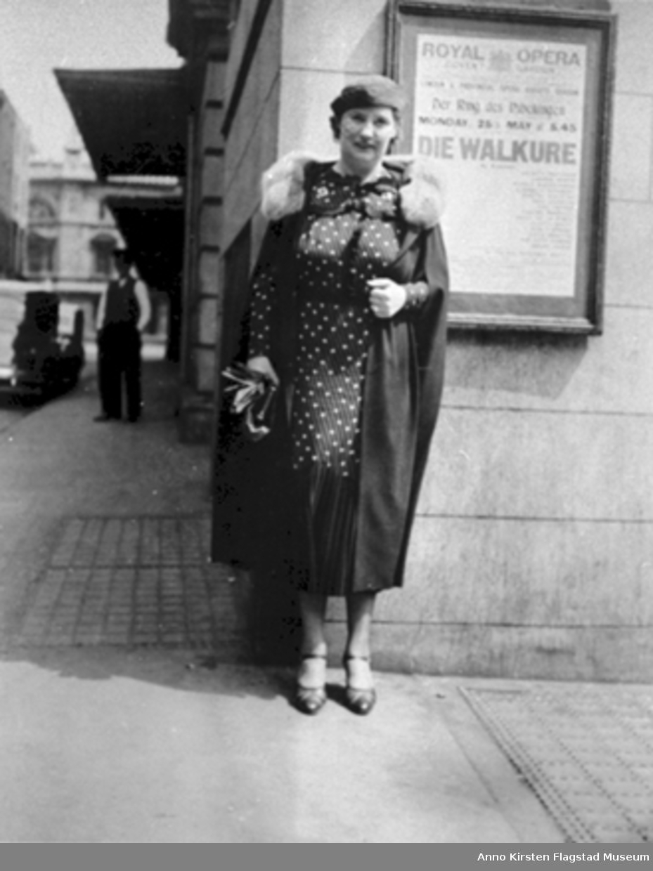 Kirsten Flagstad foran Covent Garden, London mai 1936. Kirsten Flagstad in front of Covent Garden, London May 1936. 