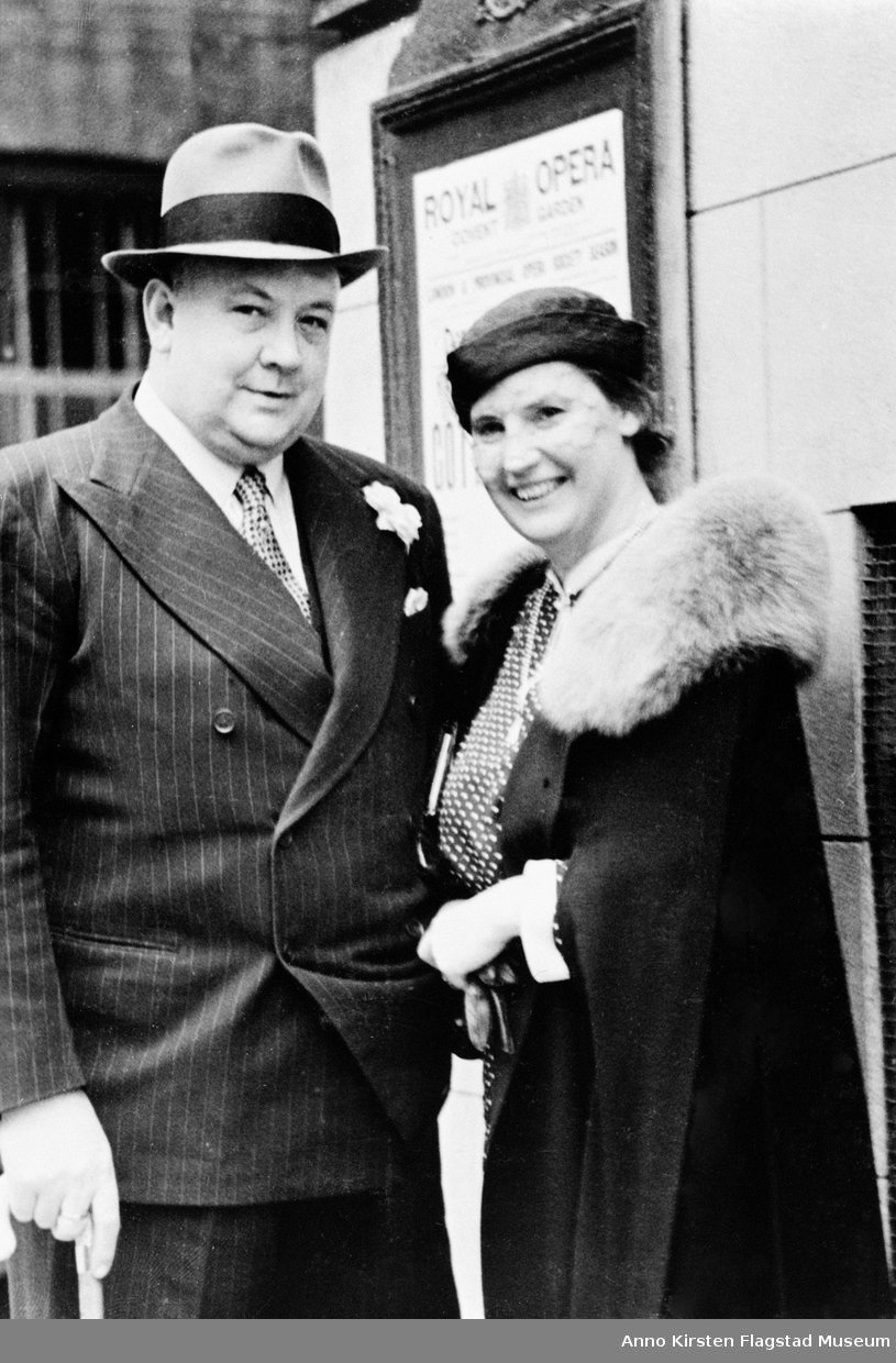 Lauritz Melchior og Kirsten Flagstad utenfor Covent Garden, London mai 1936. Danish tenor Lauritz Melchior and Kirsten Flagstad outside Covent Garden, London, May 1936. 