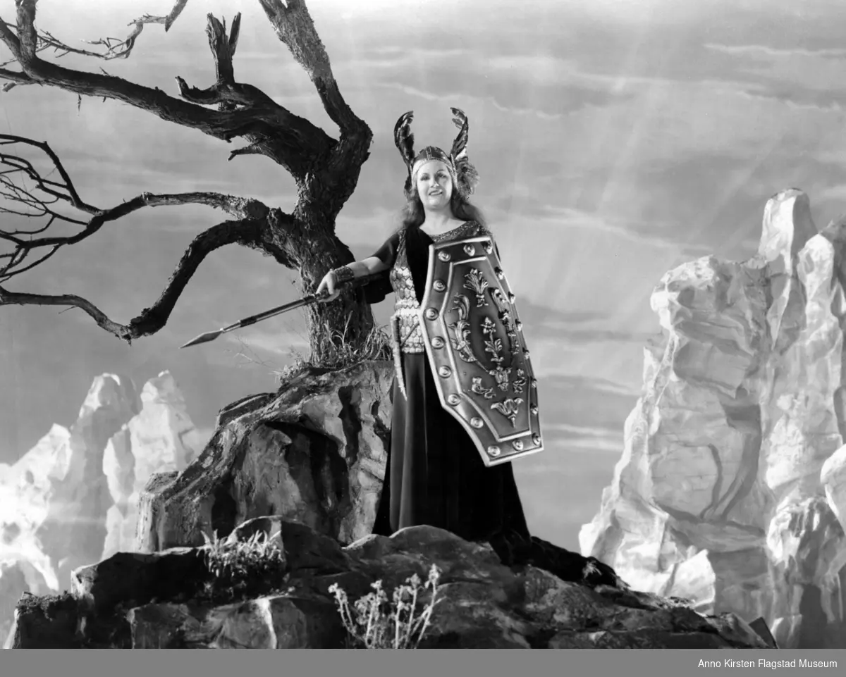 Rollebilde. Kirsten Flagstad som Brünnhilde i Valkyrien i filmen Big Broadcast 1938, produsert av Paramount Pictures, Hollywood 1937. Role photo. Kirsten Flagstad as Brünnhilde in Die Walküre in the movie Big Broadcast 1938, produced by Paramount Pictures, Hollywood 1937. 