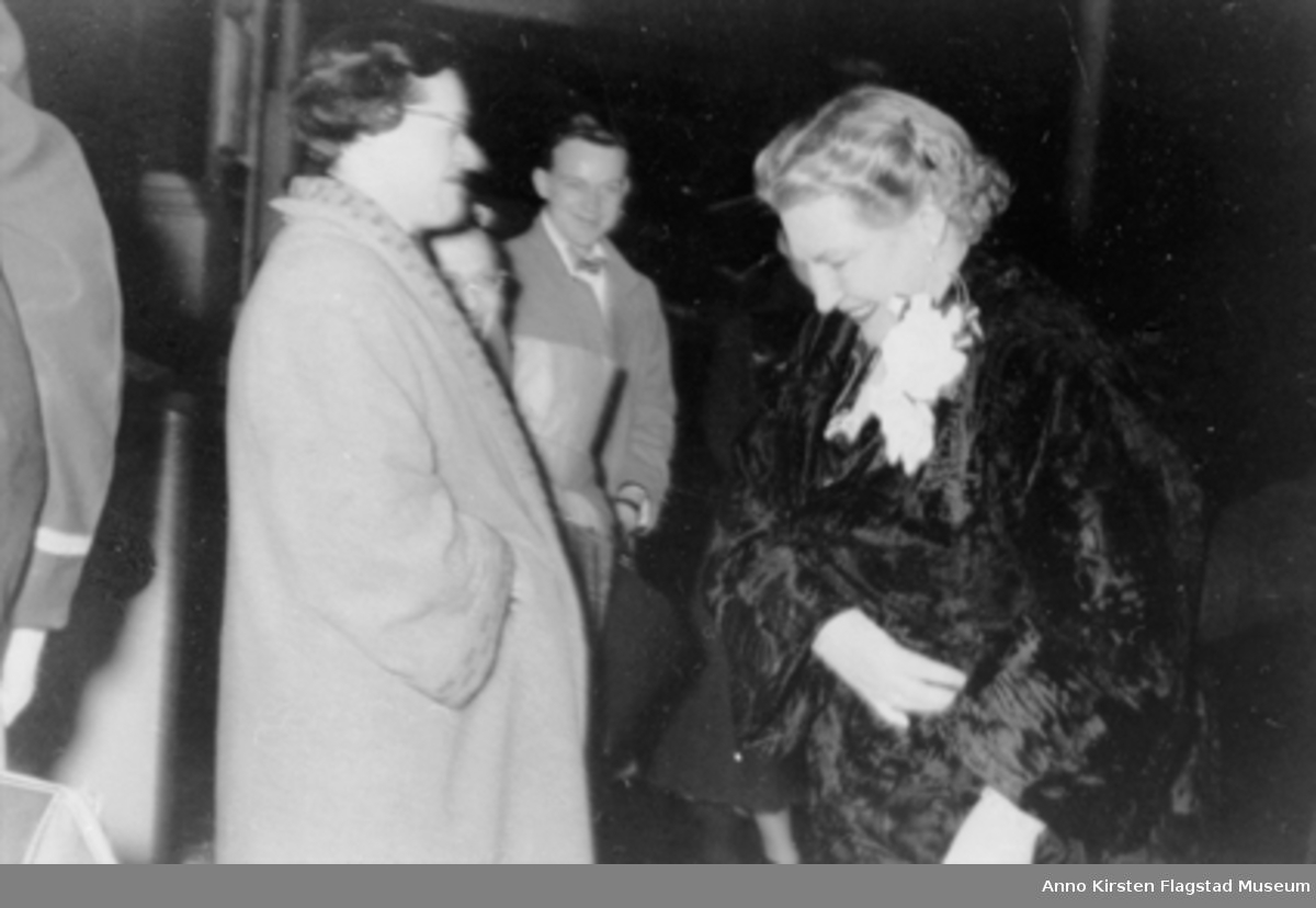 Kirsten Flagstad etter avskjedskonsert i Carnegie Hall, New York 20. mars 1955. Kirsten Flagstad after farewell concert Carnegie Hall, New York 20 March 1955. 