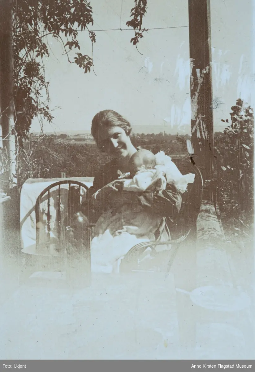 Kirsten Flagstad med sin datter Else Marie 1920. . Kirsten Flagstad and her daughter Else Marie 1920. 