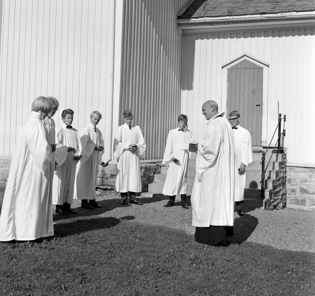 Konfirmanter i Helgøya kapell 1969. Fra venstre er Sofie Madsen, Elin Gustavsen, Per Ragnar Pedersen, Geir Korsgård, Ole Høiby, Victor Andersen.