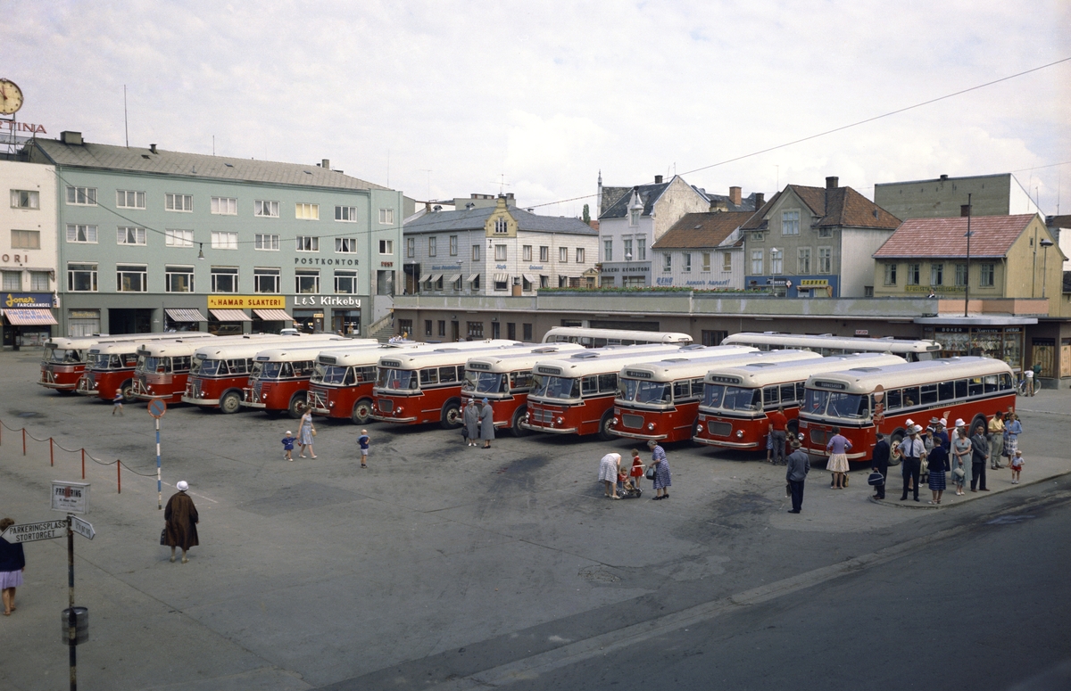 Hamar og Omland Bilruter. Busser på Østre Torg i Hamar. Foto Normann mai-juli 1961. 
Opptak for Vestfold karosserifabrikk. 
