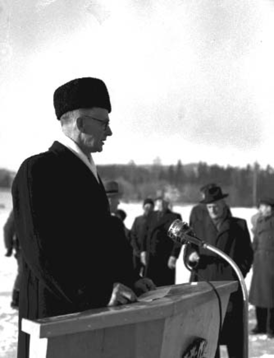 HAMAR FLYPLASS, ÅPNINGSDAGEN 17-11-1950. Ordfører Erling Audensen holder tale. 