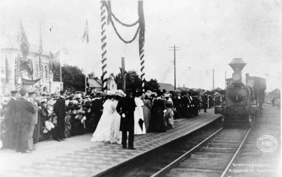 Postkort, Hamar stasjon, kroningsreisen 1906, kongefamilien stopper på Hamar, folk venter på perrongen, 
