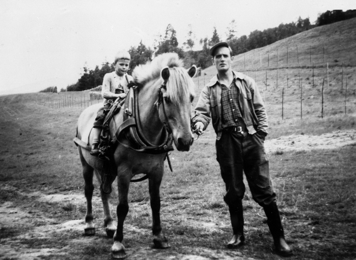 Far og sønn med hest