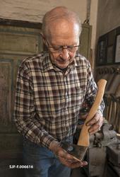 Smeden Oddbjørn Knudsen viser fram ei nysmidd og nyskjeftet 