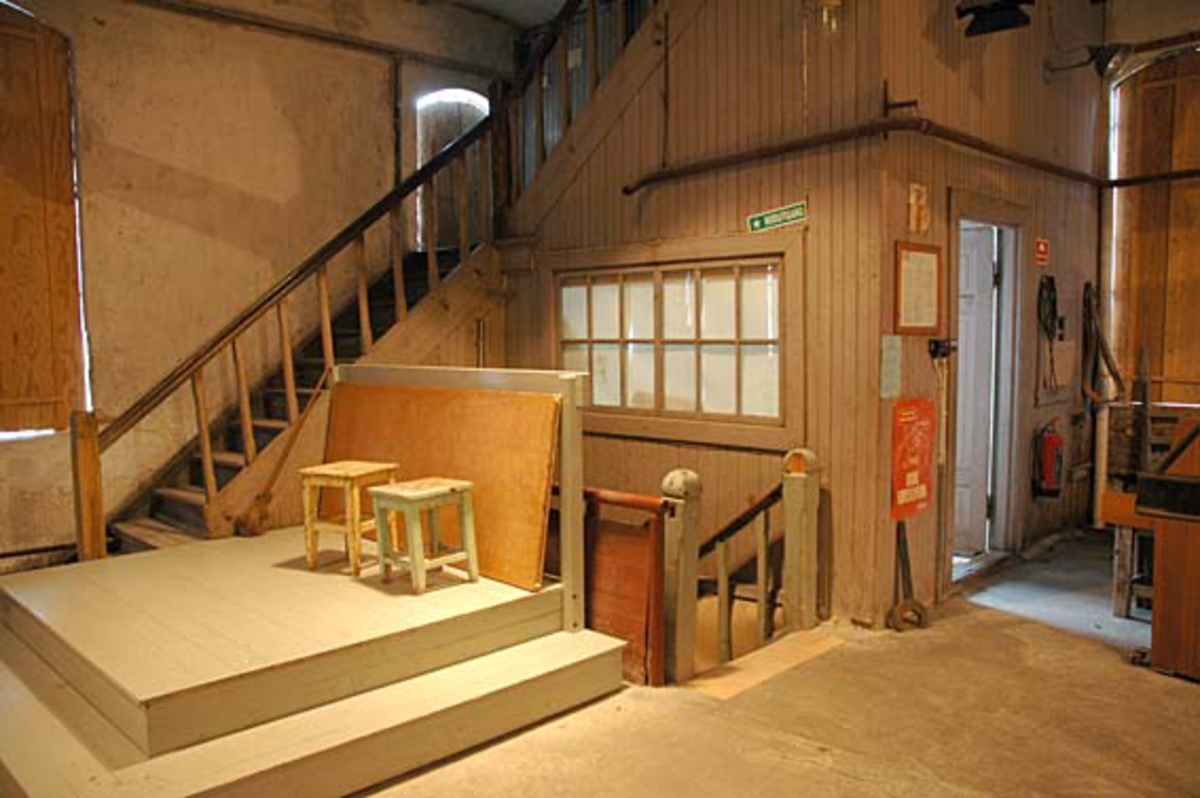 Lita scene, med taburetter for monologer og presentasjon av museèt. Formannskontor med vindu over trapp ned til Silhuset. Trappa opp, går til Limloftet. 