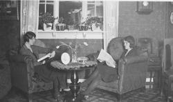 Else Getz Hansen (t.h) og hennes søster sitter i hver sin le