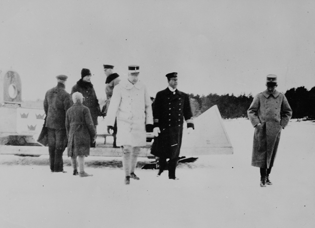 Besök av kronprins Gustav Adolf och prins Bertil på Hägernäs flygstation 1922. Folksamling vid flygplan på isen.