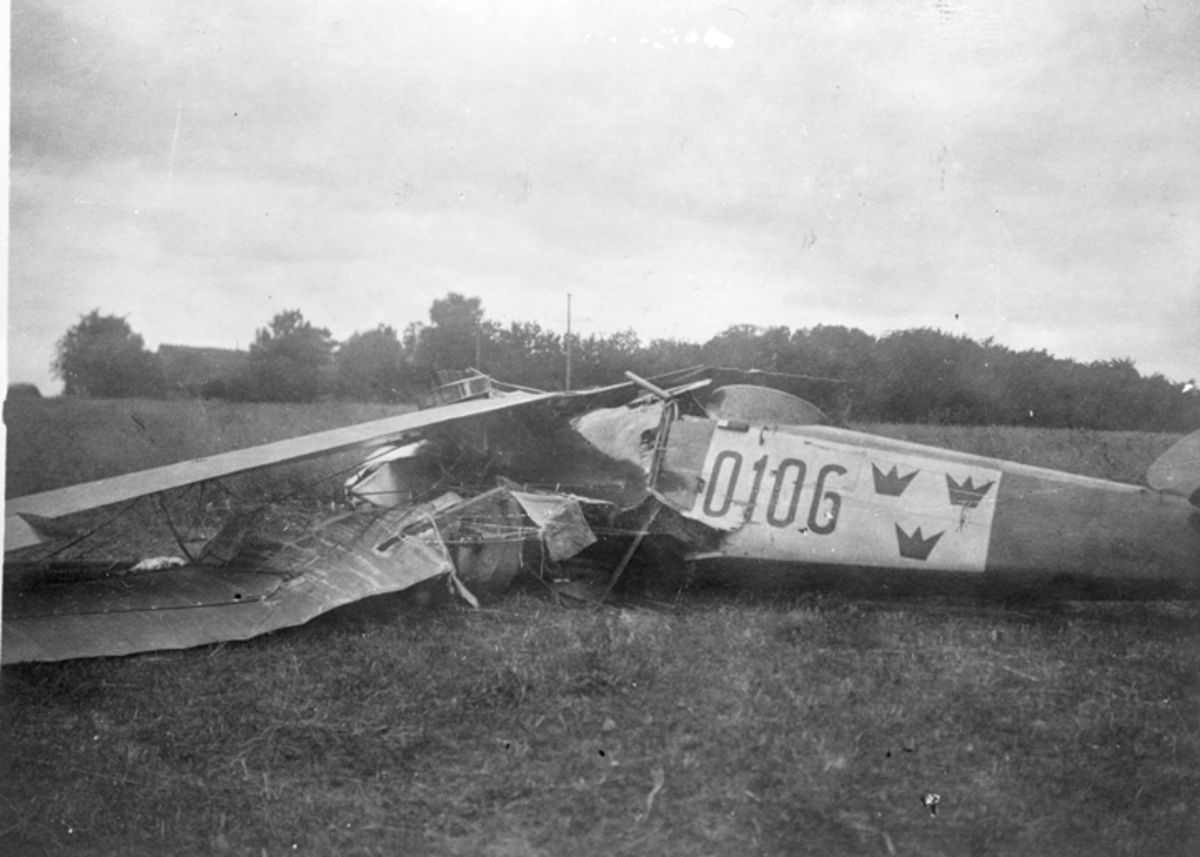 Haveri. Resterna av flygplan FVM S 18. nr 0106 på Revingehed, 1920.