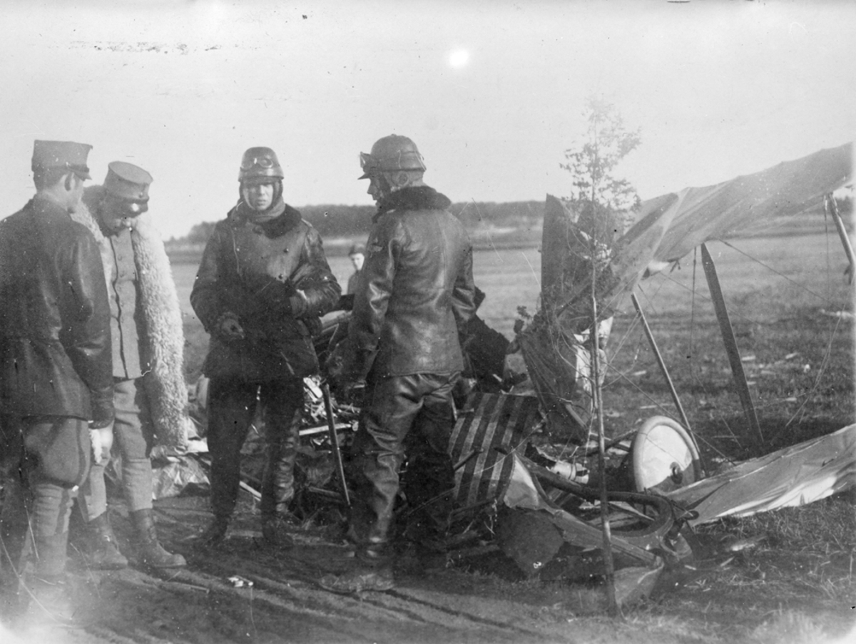Fyra män kring ett havererat flygplan Albatros SW 12 nummer 618 ur Flygkompaniet vid Espetorp, Lambohov, 5 februari 1920.