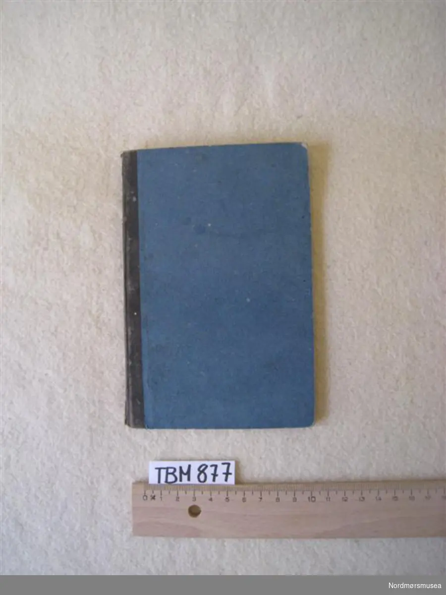 Lita bok med blått stivbind og svart sjirtingrygg
Gotisk skrift