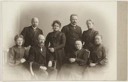 Familieportrett av Christoffer Brinchmann og hans familie.