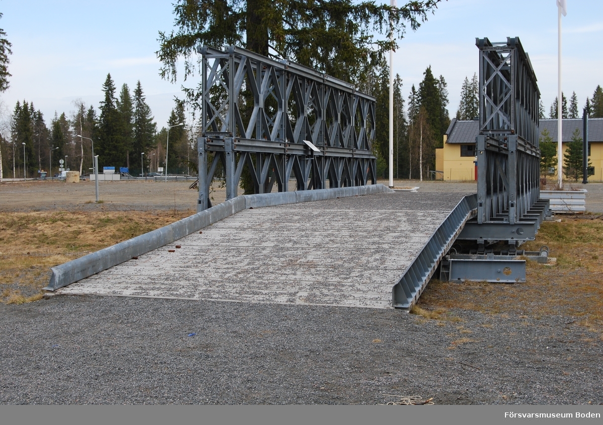 Uppbyggd med fyra ramar på längden samt två i bredd och två på höjden på respektive sida (benämnd dubbel-dubbel bro). De enskilda ramarna har måtten 3,05 x 1,55 meter och väger 267 kg.