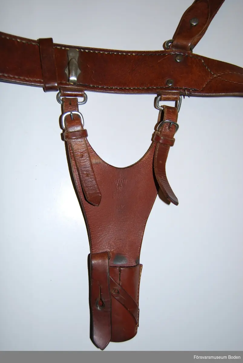 Brunt läder med beslag av rostfritt stål. Med axelrem och hylsa för bajonett m/1896.