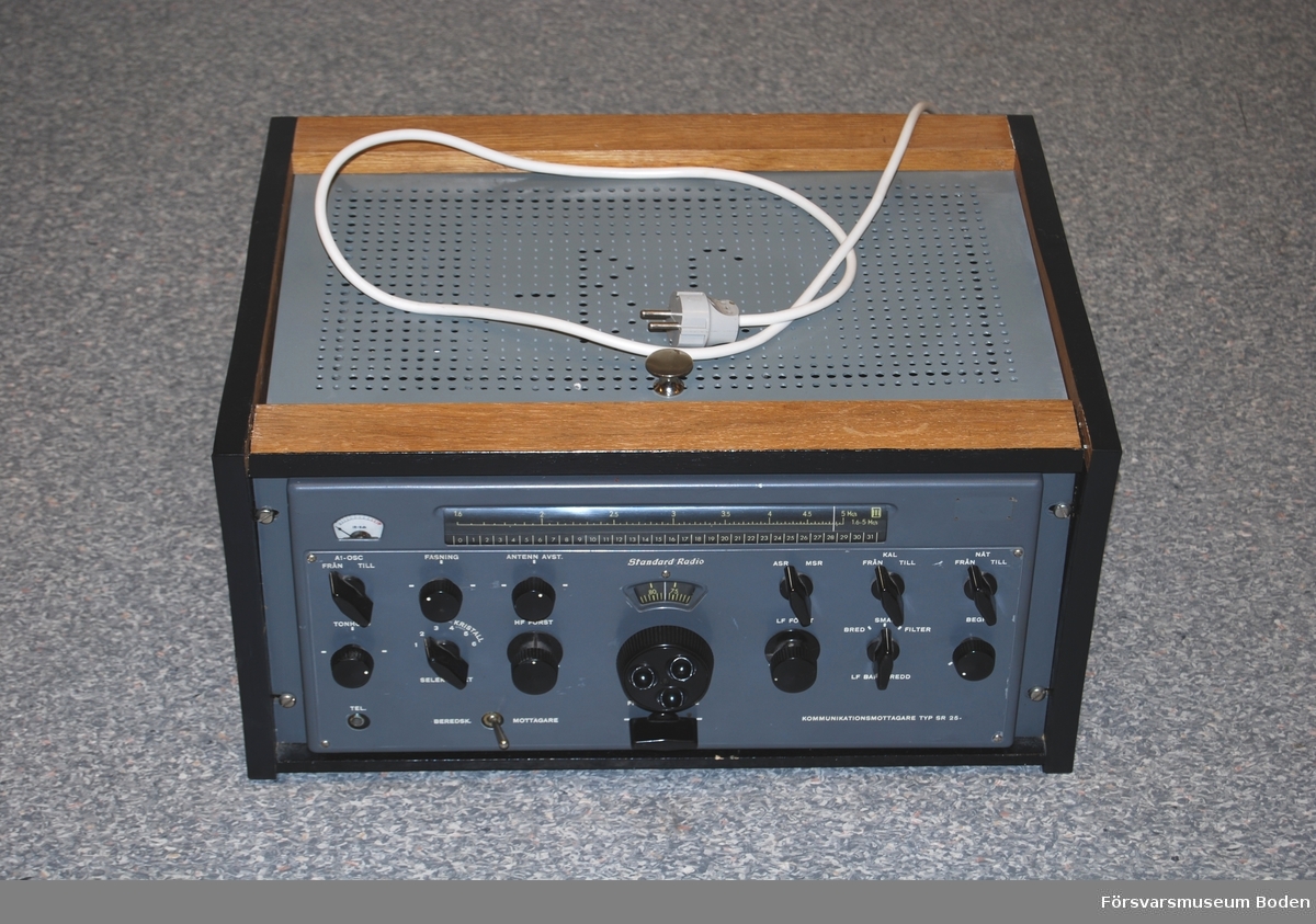 16-rörs radiomottagare av superheterodyntyp med sex frekvensband mellan 0,52-30 MHz. Monterad i trähölje 52,5 x 26 x 38 cm. Serienr 126959. Kopierad manual daterad juni 1956 finns i medföljande pärm.