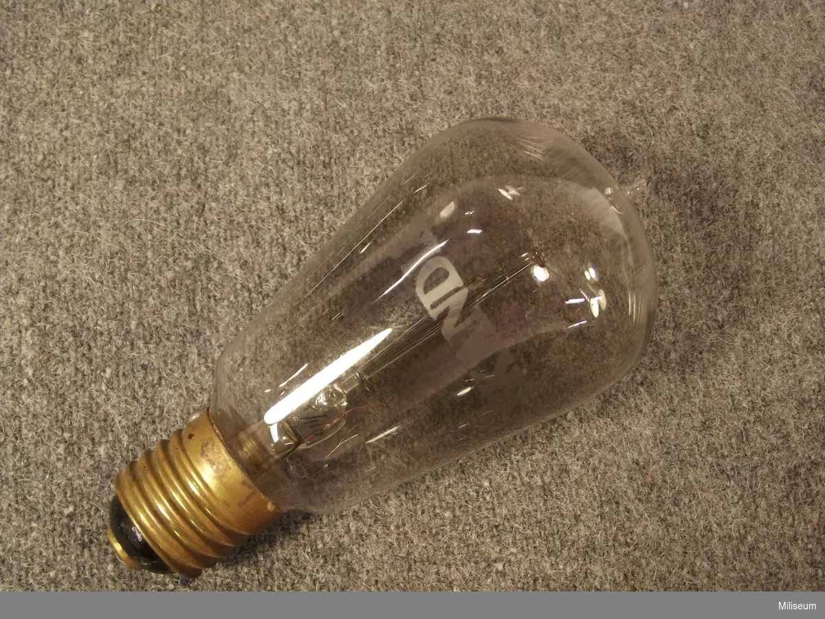 Volfram lampa med glödtråd av volfram (tungsten), tillverkad av skandia med största sannolikhet under 1910-talet.