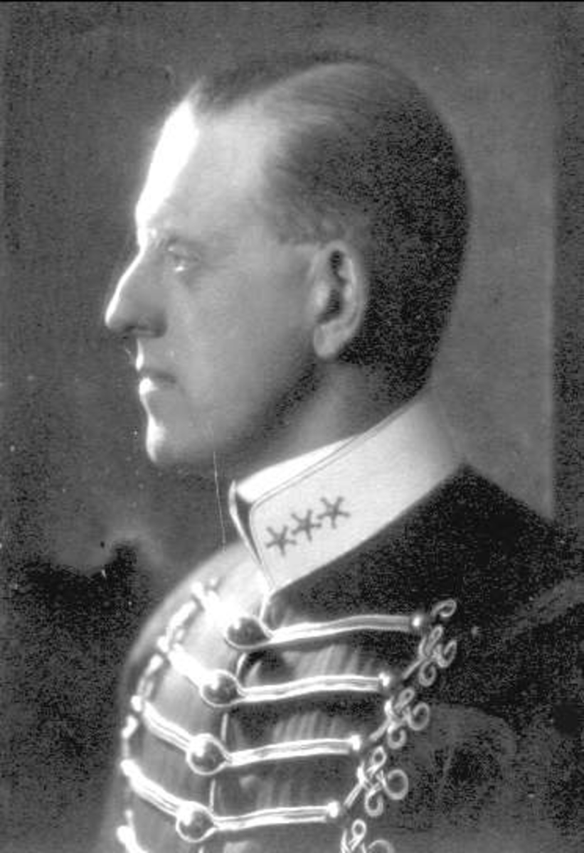Porträtt av friherre ryttmästare Peter Hans Fredrik von Essen, chef 2 skvadron K 3, 1933 - 1938.