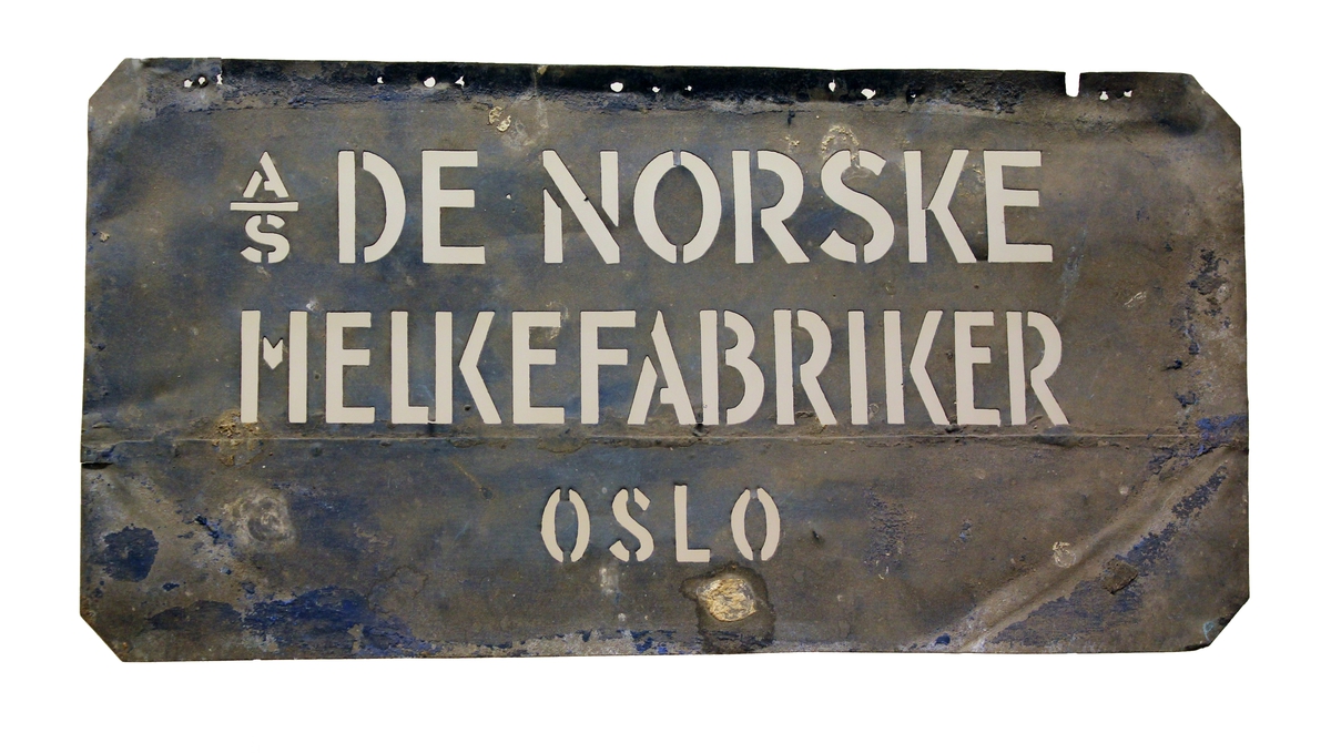 Sjablongene har følgende tekst: "A/S DE NORSKE MELKAFABRIKKER OSLO" (A), "ELOF HANSSON HANBURG" (B), "PREPARED IN NORWAY 383" (C), "USUKRET CONDENSERT MELK 48 1/1 boxer" (D), "RSL Göteborg" (E), "HONG KONG" (F), "LOURENCO MARQUES" (G) og "3" (H).
